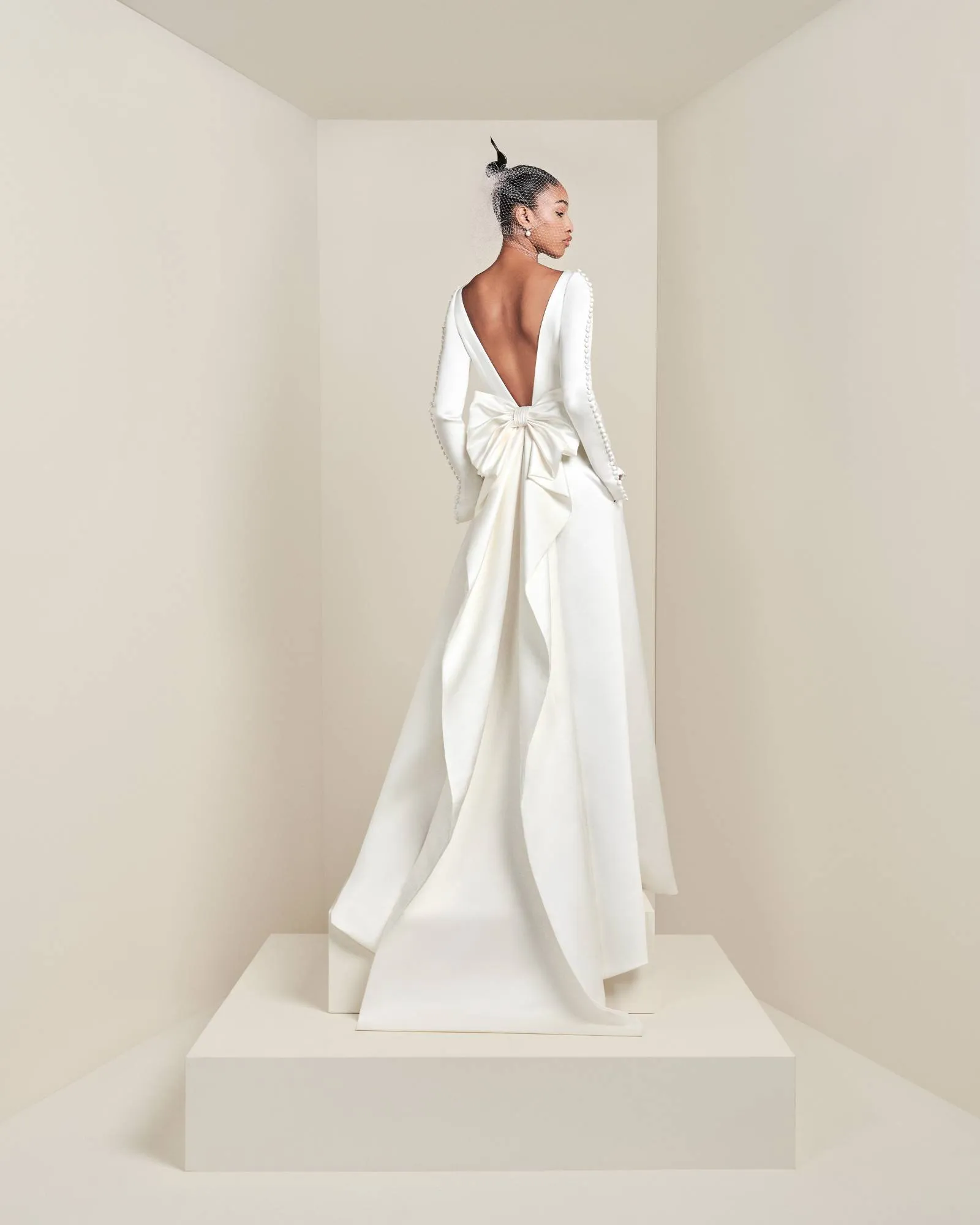 VRM434 – SCULPTED BOW TRAIN GOWN