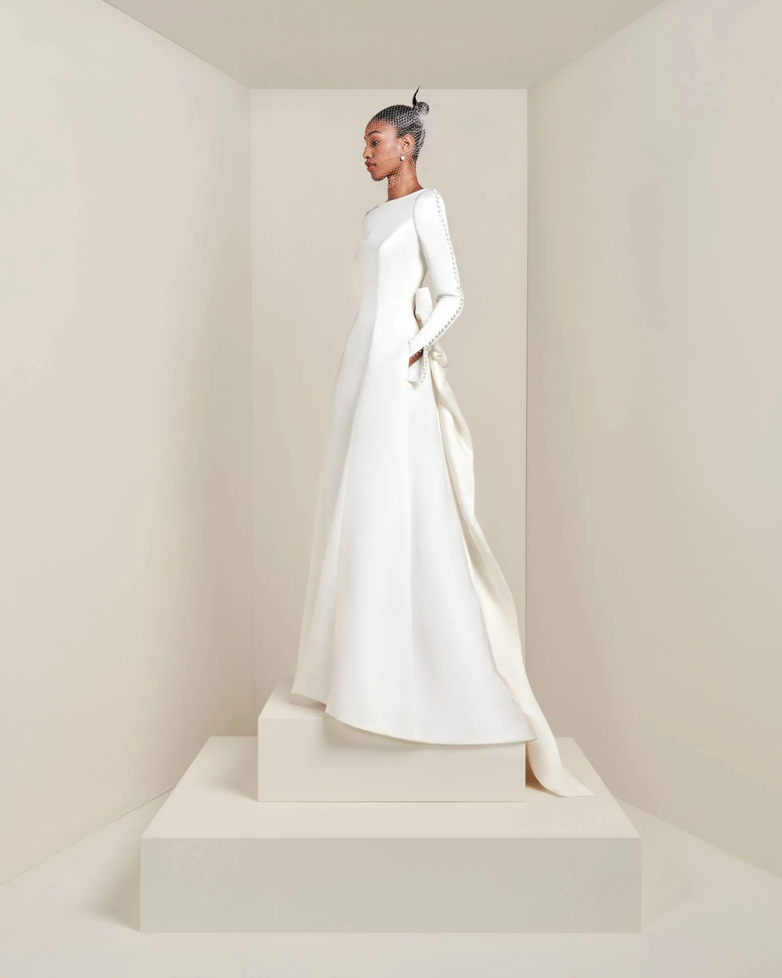 VRM434 – SCULPTED BOW TRAIN GOWN